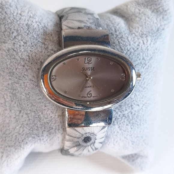 Suisse Stainless Steel Gray Floral Clamshell Bracelet Watch, New Battery - Picture 2 of 8